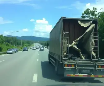 carreta fechando rodovia