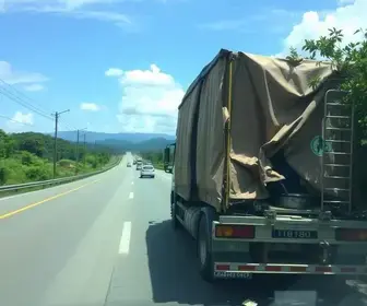 carreta atravessa canteiro em Limeira